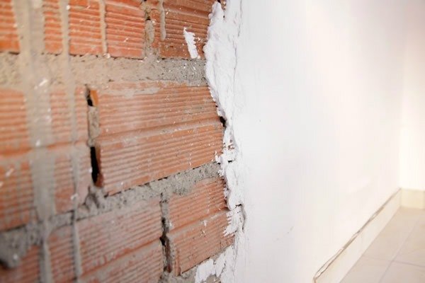 Revestimento de paredes com gesso: características, aplicação e acabamento em residências