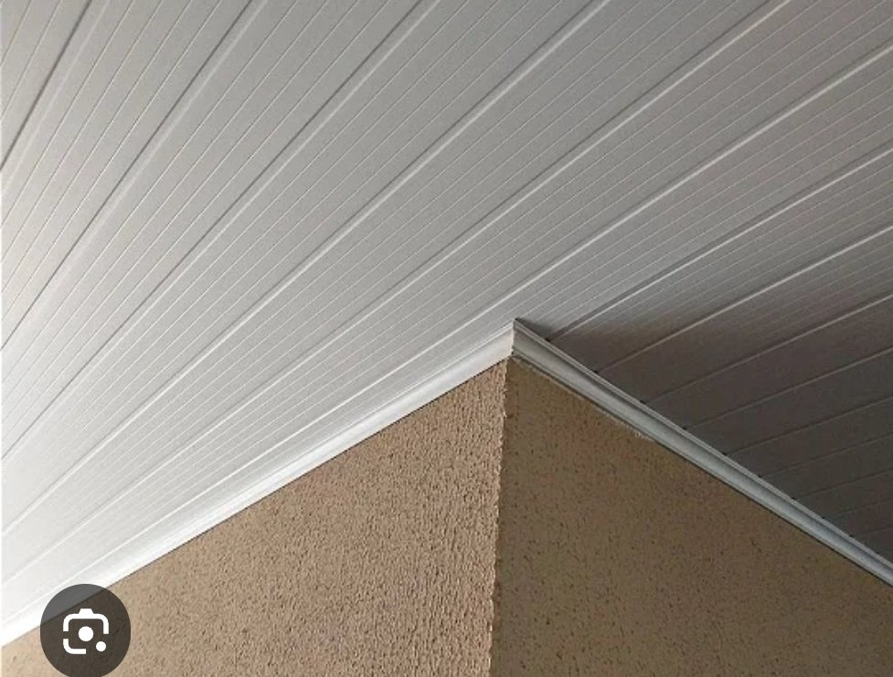 Forro de PVC em residências: características, vantagens e cuidados na instalação
O forro é um dos elementos que